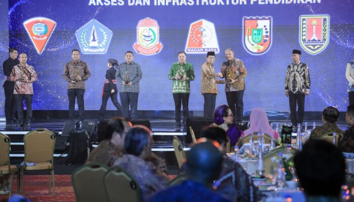 Komitmen Bebaskan Anak Putus Sekolah, Wali Kota Agung Nugroho Raih Penghargaan Pendidikan
