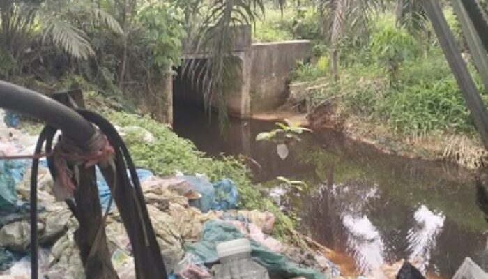 Limbah Hitam Pekat Berbau Menyengat Resahkan Warga Muara Fajar Timur Pekanbaru